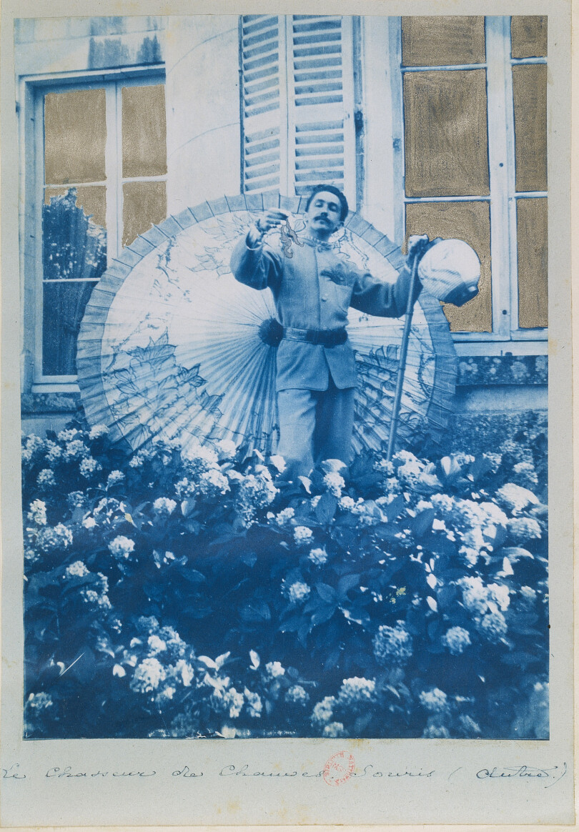 Autoportrait Le Chasseur de chauves souris. Il est entouré des hortensias bleus qu’il affectionne tant.